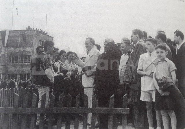 Огнян Дойнов (крайният вдясно) присъства на откриването от Г. Димитров на първата въздушна линия на ТАБСО София – Бургас през 1947 г.